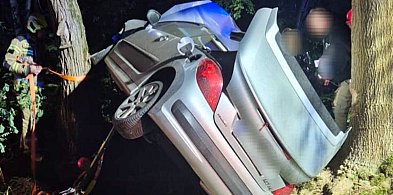 Auto wypadło z drogi, przewróciło na bok, zatrzymując się między drzewami-24374