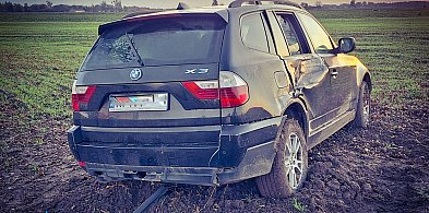 BMW w rowie po zderzeniu z wojskowym Jelczem – ranna pasażerka osobówki-24732