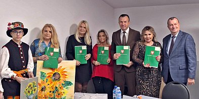 Gminna ''piątka'': bus, droga, altana, stołówka i sprzęt sportowy-24842