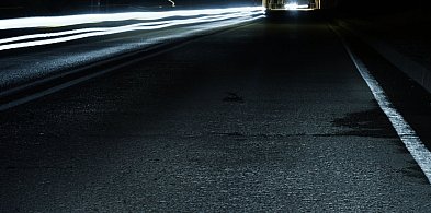 Przy ruchliwej drodze leżał mężczyzna. Uratowała go czujność policjanta-25308