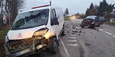 Zderzenia seata z citroenem. Jedna osoba trafiła do szpitala-25624