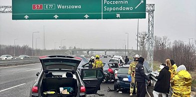 Uwaga! Kraksa czterech samochodów na ''siódemce''. Ślisko na drogach!-25684