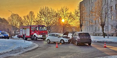 Zderzenie toyoty z fordem na skrzyżowaniu w Płońsku-25939