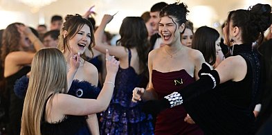 Tanecznym krokiem i śpiewająco - na balu I LO w Płońsku [VIDEO]