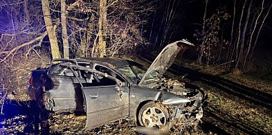 Audi uderzyło w betonowy przepust. Trzy osoby w szpitalu