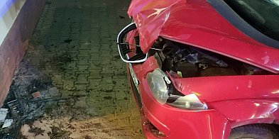 Pijany 18-latek uderzył autem w budynek i uciekł-25536