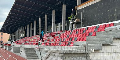 Coraz bliżej do otwarcia - trwa montaż siedzisk na płońskim stadionie