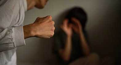 Szarpał partnerkę, dusił ją, uderzał w głowę i groził-25503