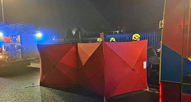 Skoda zjechała z jezdni i uderzyła w ogrodzenie cmentarza. Kierowca nie żyje-25578