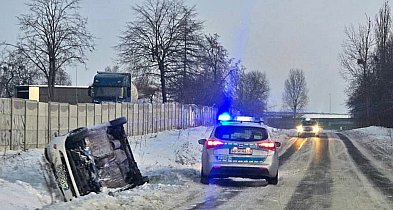 Straciła panowanie nad autem na śliskiej nawierzchni-25930