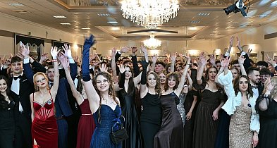 Niech żyje bal! Studniówka licealistów z ''Płockiej'' [ZDJĘCIA]