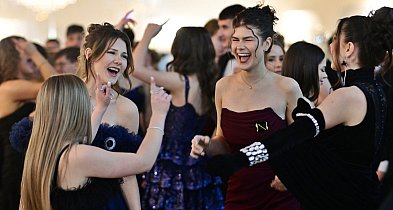 Tanecznym krokiem i śpiewająco - na balu I LO w Płońsku [VIDEO]