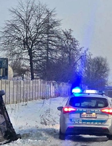 Straciła panowanie nad autem na śliskiej nawierzchni-25930