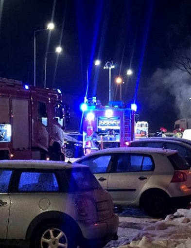 Pożar opla przy ''Wyklętych''. Uszkodzone inne samochody-25942