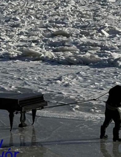 Przejażdżka rowerem i fortepianowy 'koncert' na oblodzonej Wiśle...