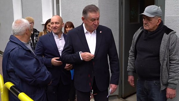 Burmistrz Płońska Andrzej Pietrasik wręcza klucze do nowego mieszkania wspomaganego