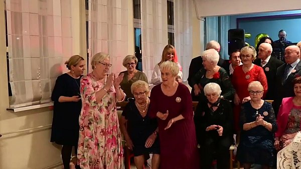 Liczna reprezentacja Klubu Seniora Plastuś i zaproszeni goście