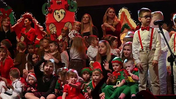 Mali Giganci świątecznie na scenia kina