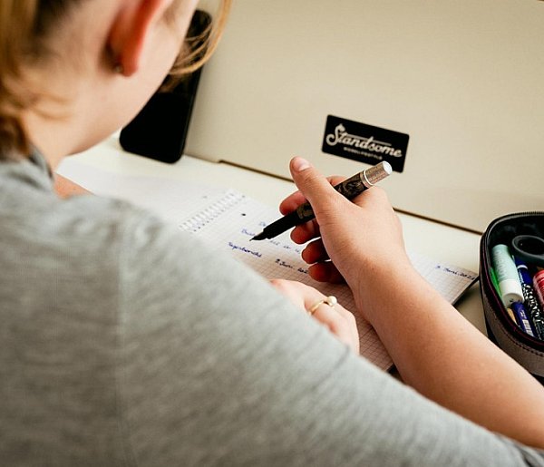Obowiązkowe prace domowe wrócą do szkół? Polacy mówią jasno-24100