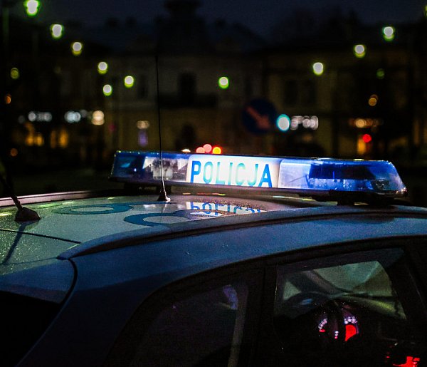 Przyjechała do koleżanki na imprezę... Ledwo trzymała się na nogach-24375