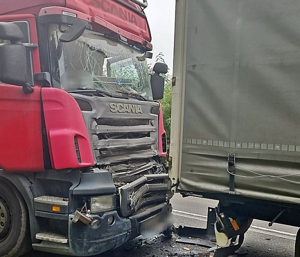 Kraksa ciężarówek - scania uderza w tył mercedesa -24491