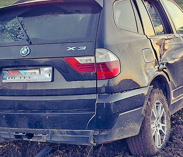 BMW w rowie po zderzeniu z wojskowym Jelczem – ranna pasażerka osobówki-24732