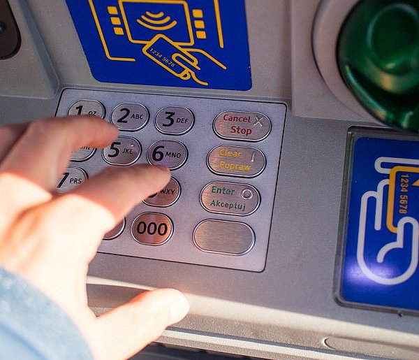 Z kont znikały pieniądze. Policja i bank badają ogólnopolski incydent-24763