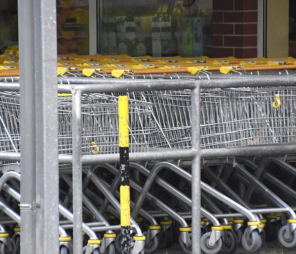 Czy 1 listopada zrobisz zakupy? Ten weekend zaskoczy wielu klientów-24824