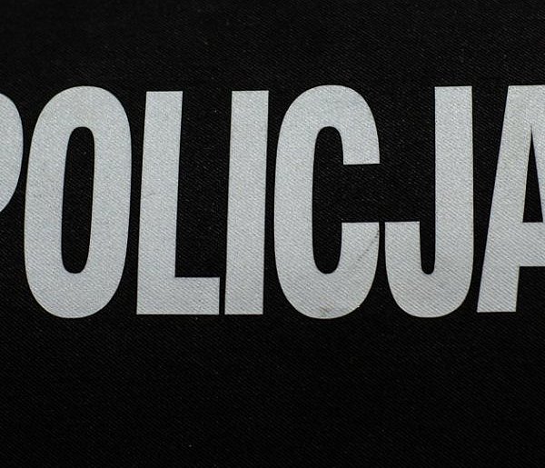 Uderzył hondą w mercedesa i uciekł. Podczas pijackiego rajdu łamał przepisy-24872