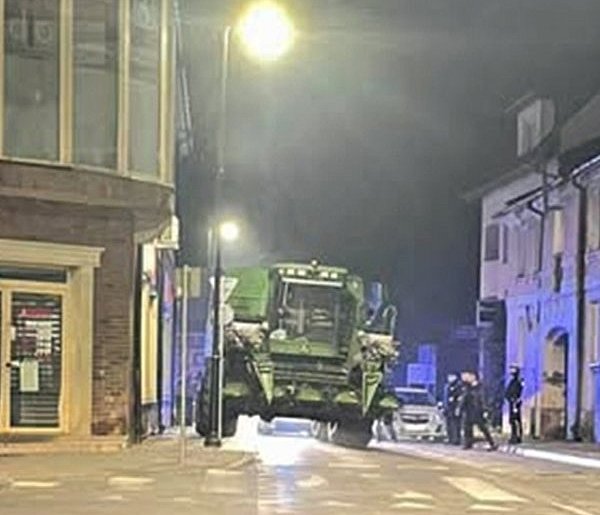 Kombajn wjechał w Zduńską... Co na to policja?-24932