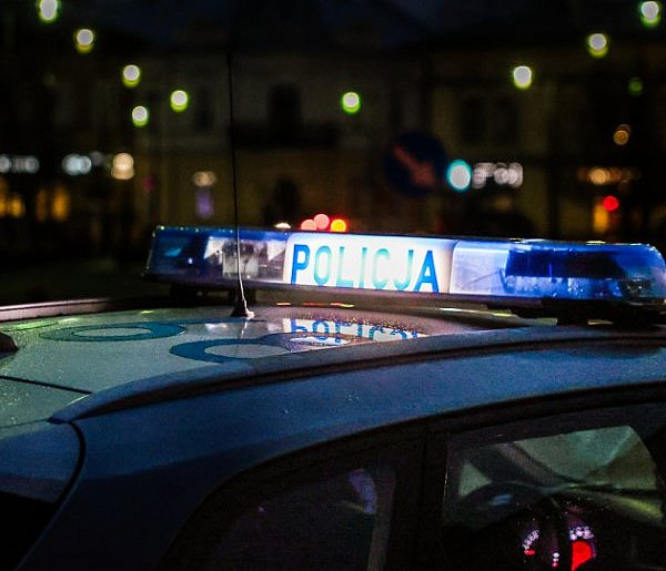 Usłyszała trzask dobiegający z okolic parkingu przy jednym ze sklepów...-25046