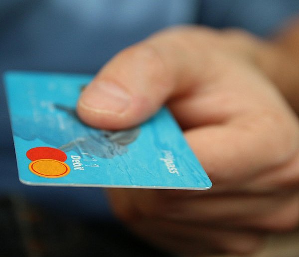 Fiskus skontroluje płatności kartą Polaków? Resort zabiera głos-25096