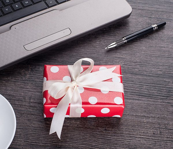 Świąteczna paczka może stać się problemem. Skarbówka patrzy z ukrycia-25232