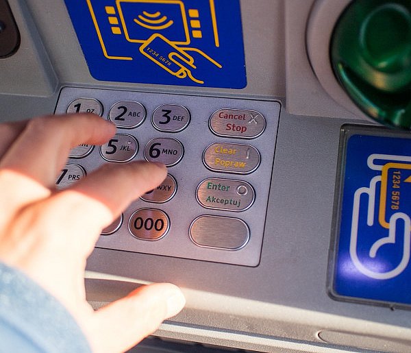 Duże zmiany w wypłacaniu gotówki. Bankomaty odchodzą do przeszłości-25300