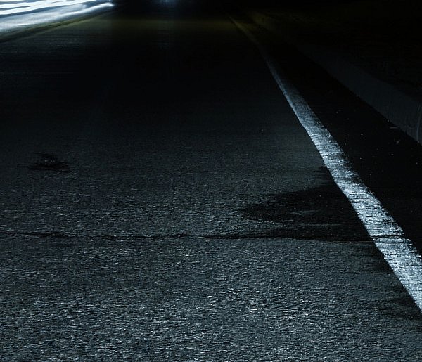 Przy ruchliwej drodze leżał mężczyzna. Uratowała go czujność policjanta-25308