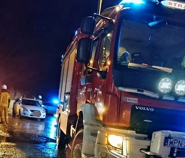 Dramat w gminie Naruszewo. 29-latek poślizgnął się i wpadł do pracującej maszyny-25443