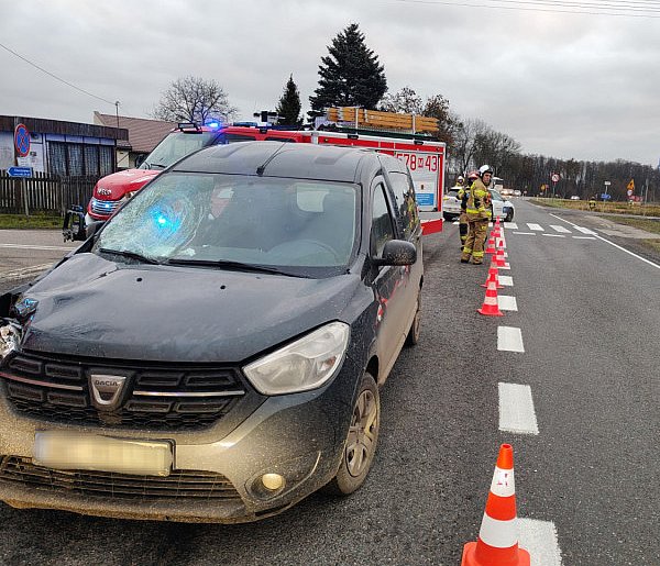 Poważny wypadek na drodze krajowej nr 62. Poszkodowana kobieta reanimowana-25449