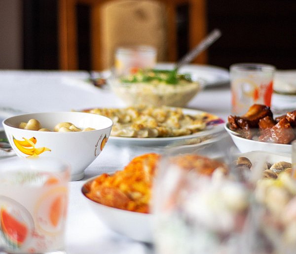 Polacy znów sięgną głębiej do kieszeni. Tyle wydają na świąteczne jedzenie-25495