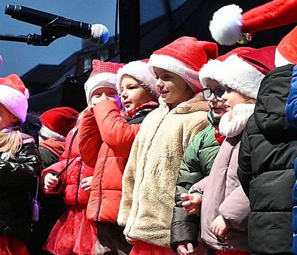 Występy przedszkolaków na miejskiej Wigilii [VIDEO]-25500