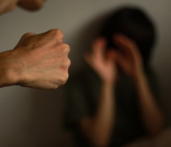 Szarpał partnerkę, dusił ją, uderzał w głowę i groził-25503