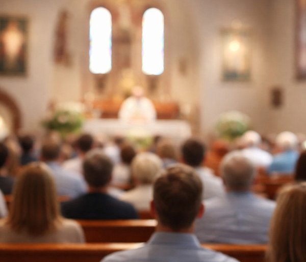 Ilu Polaków naprawdę chodzi do kościoła? Jedna statystyka szokuje-25528