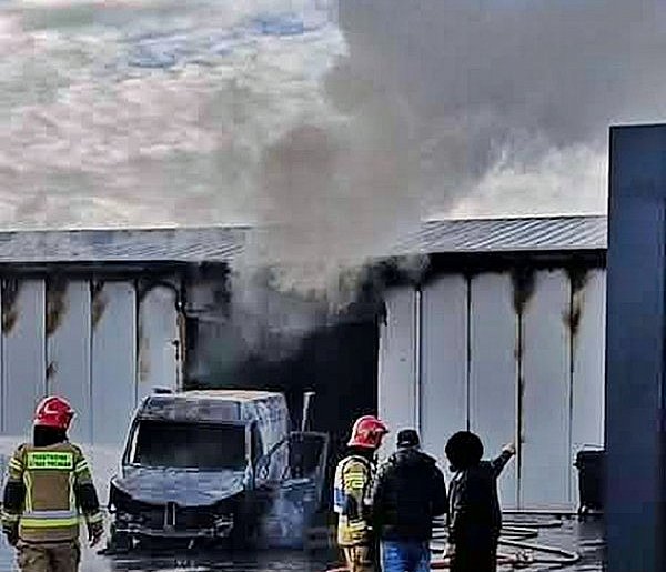 Pożar w hali magazynowej w Załuskach. Na miejscu działało 16 zastępów-25557