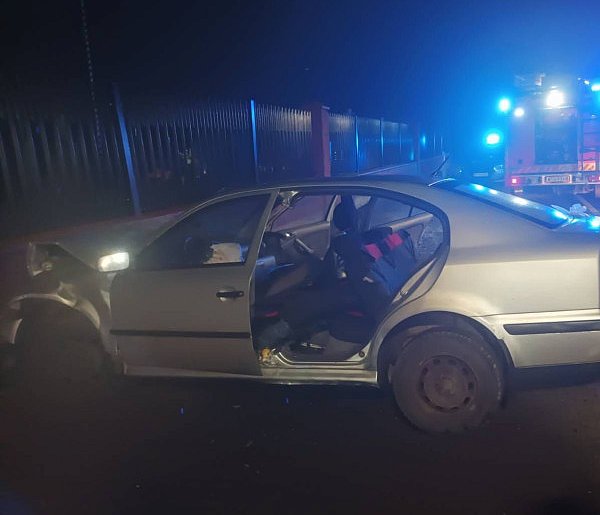 Skoda zjechała z jezdni i uderzyła w ogrodzenie cmentarza. Kierowca nie przeżył-25578