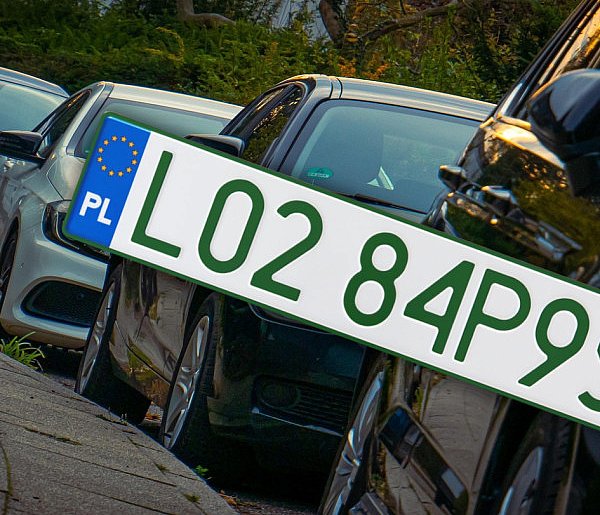 Tablice z zielonymi napisami na kolejnych autach. Nie chodzi o "elektryki"-25651