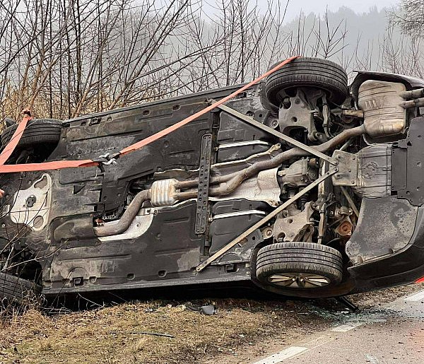 Samochody w rowie - policja o drogowych zdarzeniach w gminie Raciąż-25690