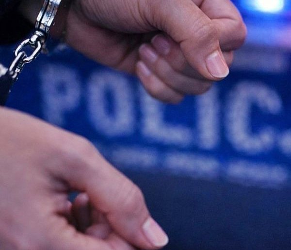 Zatrzymanie 39-latki. Marihuana w pudełku po żarówce i w breloczku przy kluczach-25747