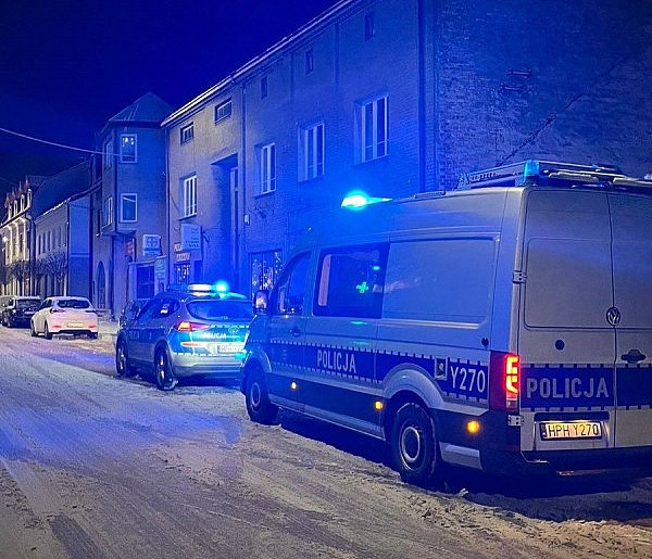 Pijany mieszkaniec naszego powiatu przewoził pijaną parę. W aucie było niemowlę...-25753