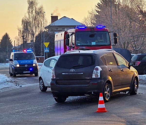 Zderzenie toyoty z fordem na skrzyżowaniu w Płońsku-25939