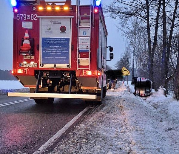 Opel w rowie. Kierowca i pasażer pijani!