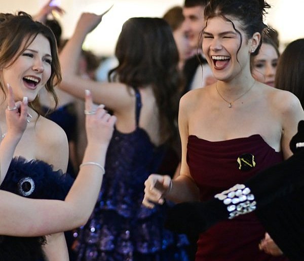 Tanecznym krokiem i śpiewająco - na balu I LO w Płońsku [VIDEO]